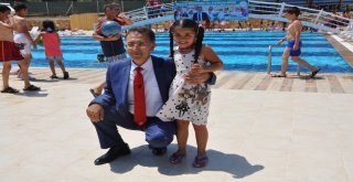 Buldanda Çocuklar Yüzme Öğreniyor