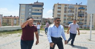 Sivrihisar Belediyesi Hasan Karacalar İlköğretim Okulunun Bahçesini Yenileniyor