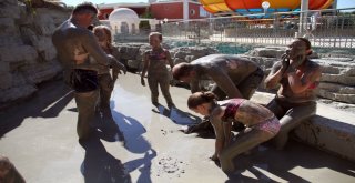 (Özel) Turistler Çamur Banyosuyla Stres Atıyor