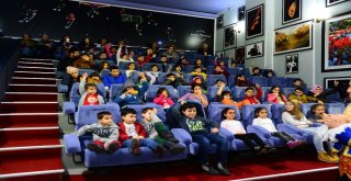 Beylikdüzünde Ücretsiz Tiyatro Ve Sinema Sezonu Açıldı