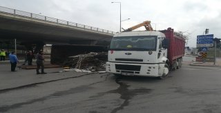 Devrilen Kamyonun Kasasındaki Hurdalar Yola Saçıldı