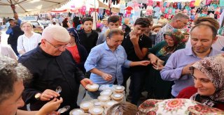 Başkan Yüksel Pazarcı Esnafına Ve Vatandaşlara Aşure İkram Etti