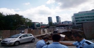 Ümraniyede İstinat Duvarı Çöktü Araçlar İçine Düştü