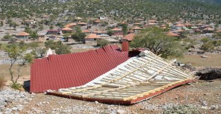 Antalyada Hortum Evin Çatısını Uçurdu