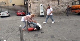 (Özel) Taksim Meydanında Kızların Omuz Atma Kavgası Kamerada