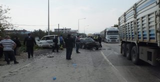 İki Araç Çarpıştı, Kara Yolu Zeytin Tarlasına Döndü