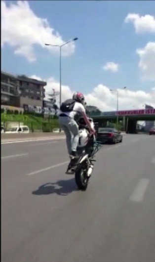 (Özel) E-5 Karayolunda Motosikletli Magandanın Tehlikeli Tek Teker Şovu Kamerada