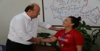 Avrupa Şampiyonu Ercandan Başkan Özakcana Ziyaret