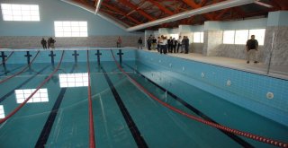 Vali Ustaoğlu Yarı Olimpik Yüzme Havuzunda İncelemelerde Bulundu