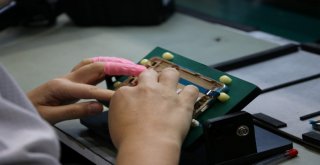 Ak Parti Heyeti Yerli Üretim Cep Telefonlarını Fabrikasında İnceledi