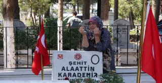 Şehitlikte Hüzünlü Bayramlaşma