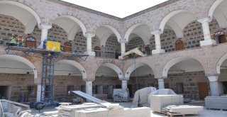 Arınç, Kapatılan Fetönün Öğrenci Yurdundaki Yenileme Çalışmalarını İnceledi