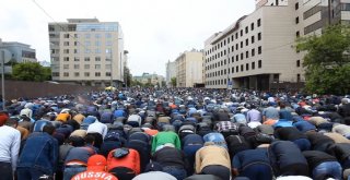 Rusyada Müslümanlar Bayram Namazına Akın Etti