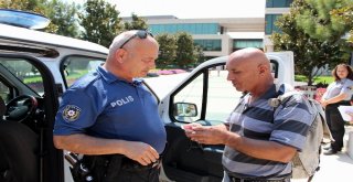 Halk Otobüsü Beklerken Bulduğu Parayı Polise Teslim Etti