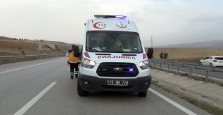 Otomobil Bariyerlere Çarptı: Anne Ve 2 Çocuğu Yaralandı