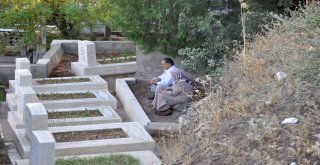 Bayram Sabahı Mezarlıklar Doldu Taştı