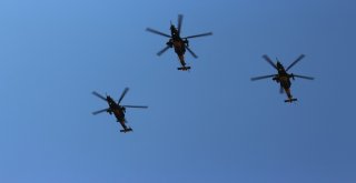 Malatyadaki Kutlamalarda Helikopter Gövde Gösterisi Yaptı