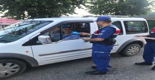 Jandarmadan Sürücülere Çikolata Ve Bayram Tebriği