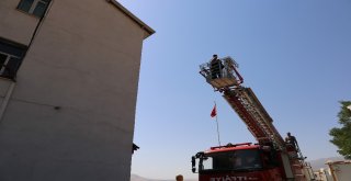 Varto İtfaiyesi Kuş Yavrusu İçin Seferber Oldu