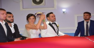 Düğünde Açılan Dev Türk Bayrağı Davetlileri Duygulandırdı
