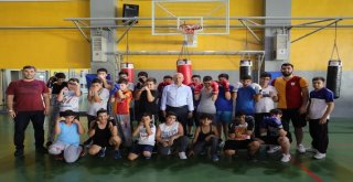 Başkan Çolakbayrakdar Okçuluk Kursunu Ziyaret Etti, Hedefi 12Den Vurdu