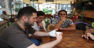 Yerde Buldukları Cüzdanın Sahibini Sosyal Medyada Buldular