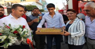 Yangına Gelen İtfaiyecilere Çiçekli Ve Baklavalı Karşılama