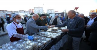 Yenimahallede 15 Bin Kişiye Aşure Dağıtıldı