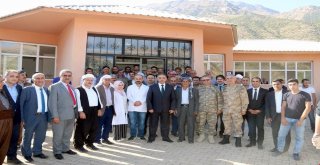 Vali Toprak, Irak Sınırındaki Köyleri Ziyaret Etti