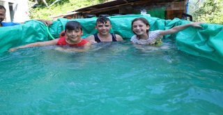 Denizi Tehlikeli Bulan Baba Çocuklarına Kamyonet Kasasında Havuz Yaptı