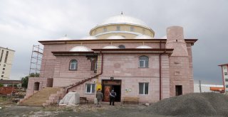 Cami Minarelerine Kavuşuyor