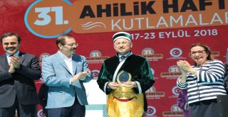 Cumhurbaşkanı Yardımcısı Oktay, Bakan Pekcan İle Birlikte Türk Bayrağı Logolu Aşure Dağıttı