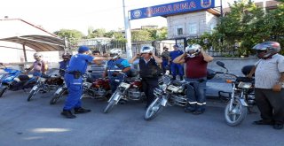 Jandarma İşçilere Kask Dağıttı