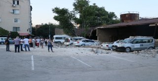Fabrika Duvarı Araçların Üzerine Çöktü