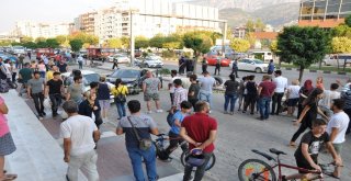 Kaldırımda Yürüyen Anne-Kıza Otomobil Çarptı; Anne Öldü, Kızı Ağır Yaralı