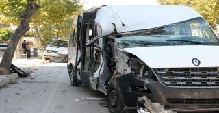 Yalovada Yolcu Minibüsü Kamyonetle Çarpıştı: 8 Yaralı