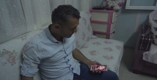 Kızı Azranın Fotoğrafını Öpüp Eşyalarını Koklayarak Hasret Gideriyor