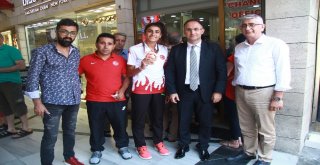 Milli Sporcu, Rusyada Ödül Olarak Aldığı Doları Bozdurdu