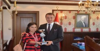 Masa Tenisinde Dereceye Giren Genç Sporcuya Ödül