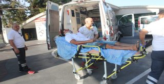 Motosiklet U Dönüşü Yapan Minibüse Çarptı, Kaskı Bulunmayan Sürücü Başından Yaralandı