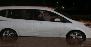 İstanbulda Araçlar Yağmur Sularında Mahsur Kaldı