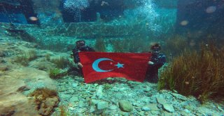Milletvekilinden Su Altında Zafer Bayramı Kutlaması