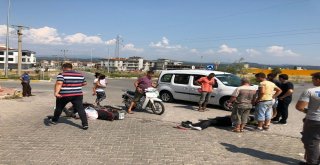 Ayvalıkta Motosikletle Resmi Araç Çarpıştı