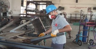 Tek Ayakla 1 Dakikada 252 Kez İp Atlayarak Rekor Kırdı