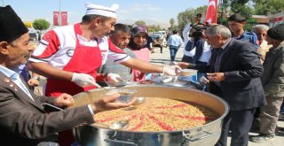 Edremit Belediyesi Bin 500 Kişiye Aşure Dağıttı