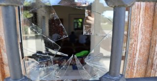 Caminin Tahribata Uğramasının Ardından Bir Mahalle Ayakta