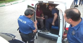 Amca Çocukları Şehrin Göbeğinde Sandalye Ve Sopalarla Birbirine Saldırdı