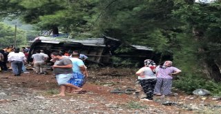 Kemerde Minibüs Devrildi: 3 Turist Öldü