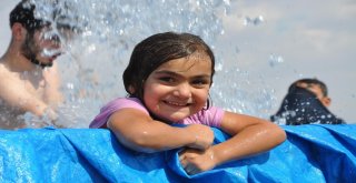 Sıcaktan Bulanan Çiftçiler Traktör Römorkunu Havuza Çevirdi