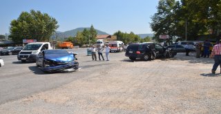 2 Otomobil Kafa Kafaya Çarpıştı: 2Si Çocuk 5 Yaralı